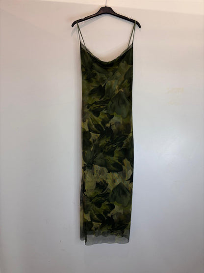 Robe longue fluide à fines bretelles et imprimé feuillage