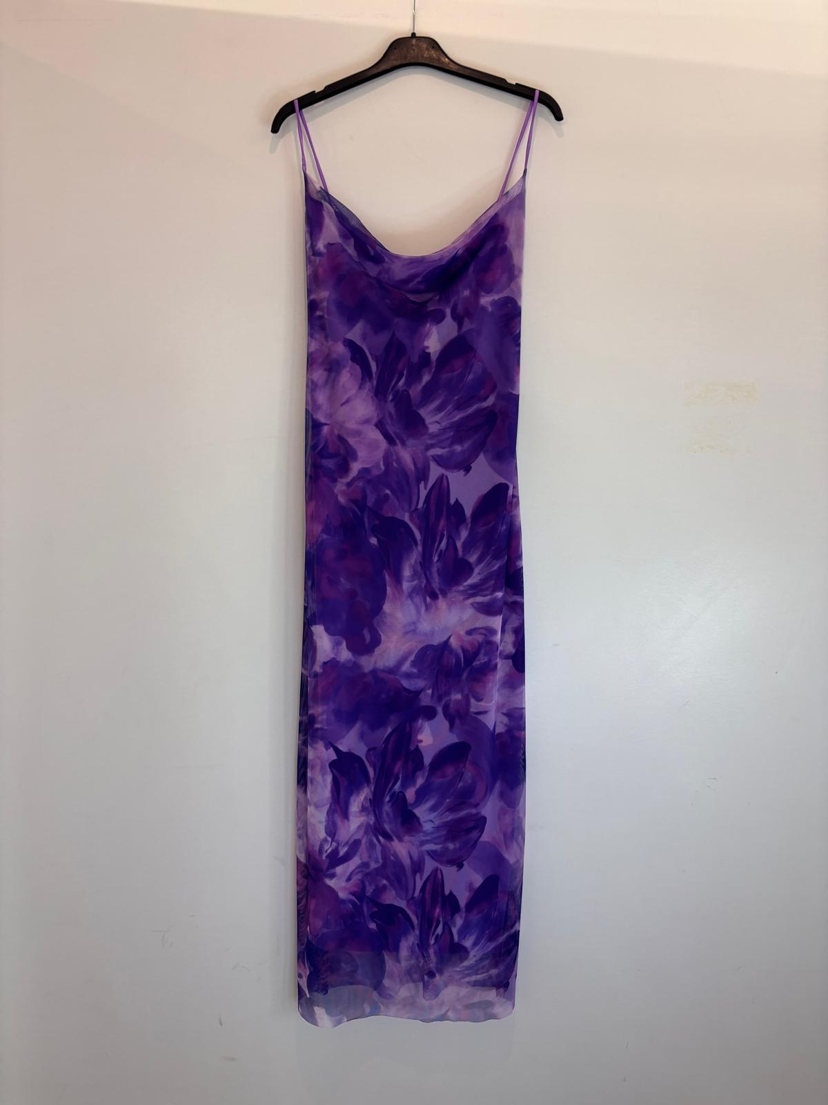 Robe longue fluide à fines bretelles et imprimé feuillage