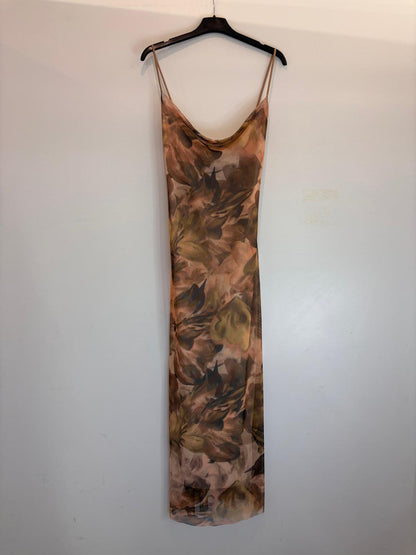 Robe longue fluide à fines bretelles et imprimé feuillage