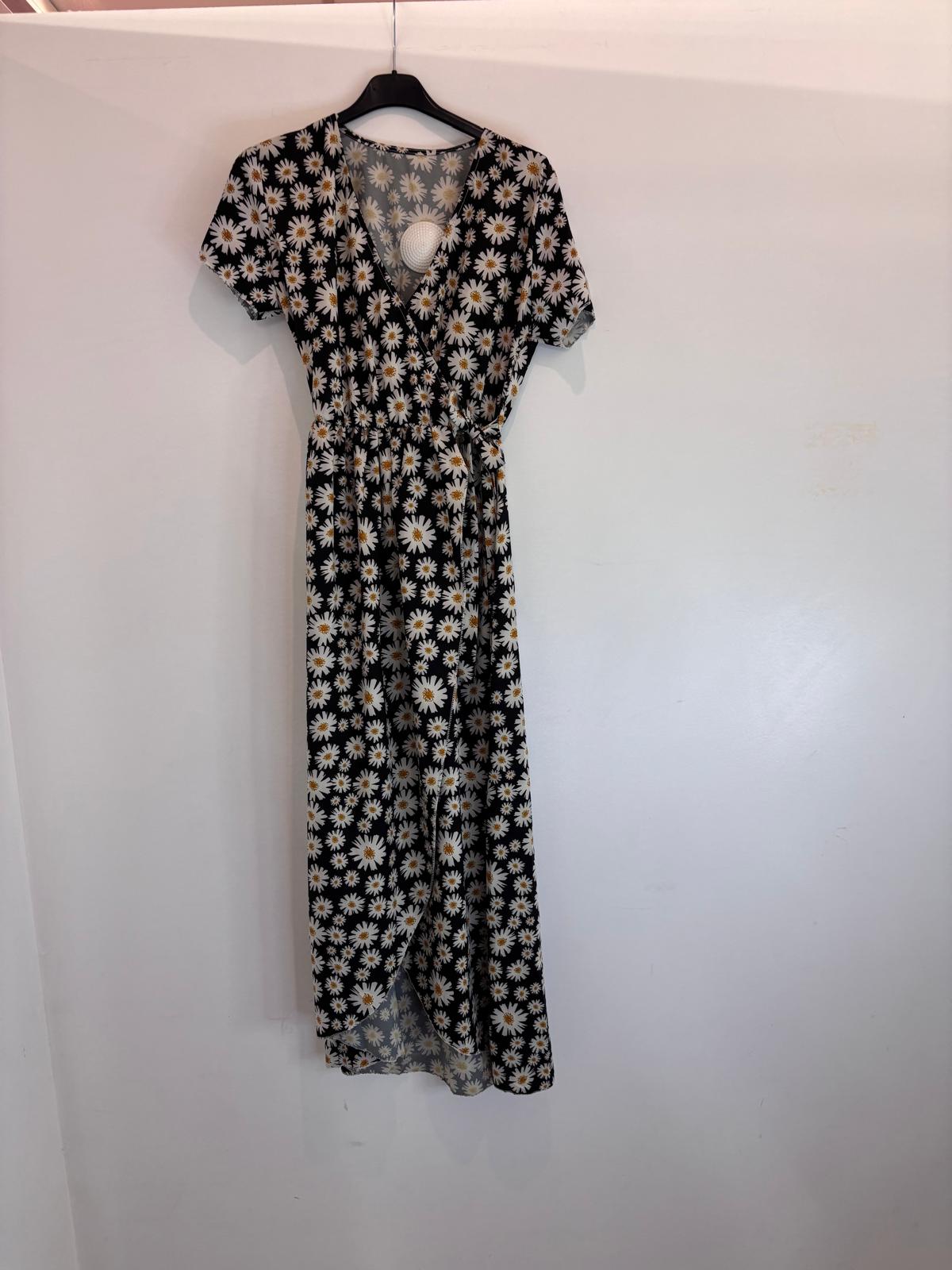 Robe longue à fleurs avec ceinture nouée