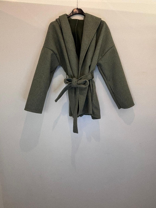 Manteau mi-long à capuche avec ceinture