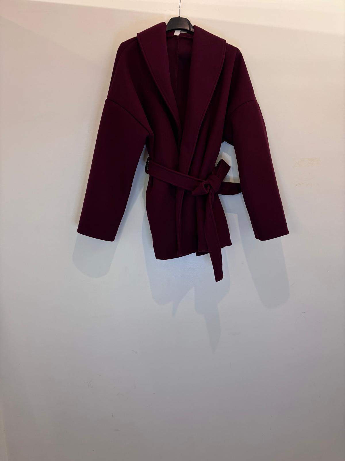 Manteau mi-long à capuche avec ceinture