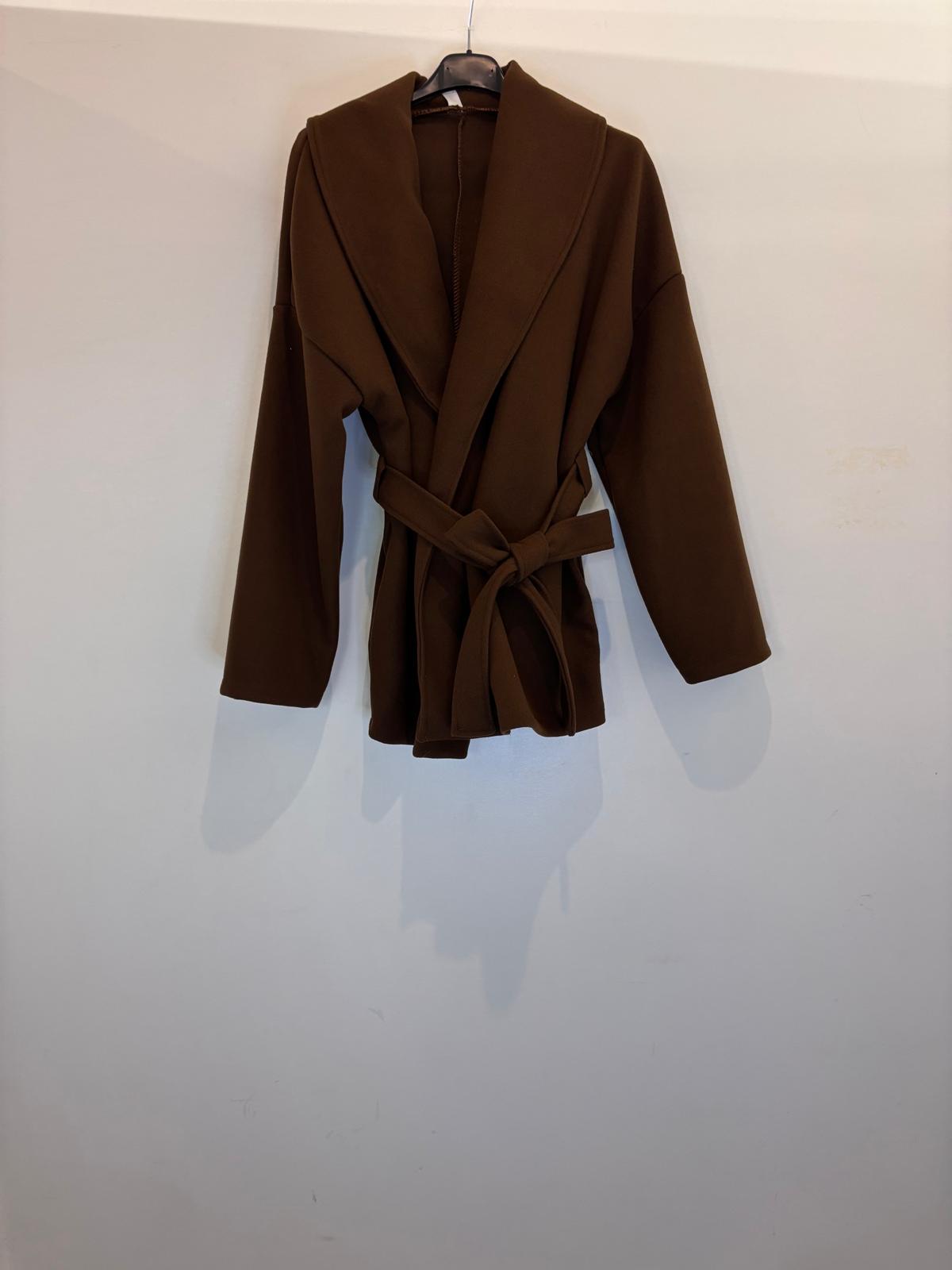 Manteau mi-long à capuche avec ceinture