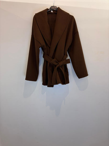 Manteau mi-long à capuche avec ceinture