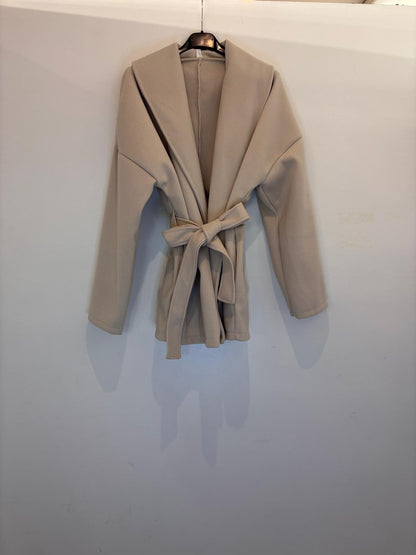 Manteau mi-long à capuche avec ceinture