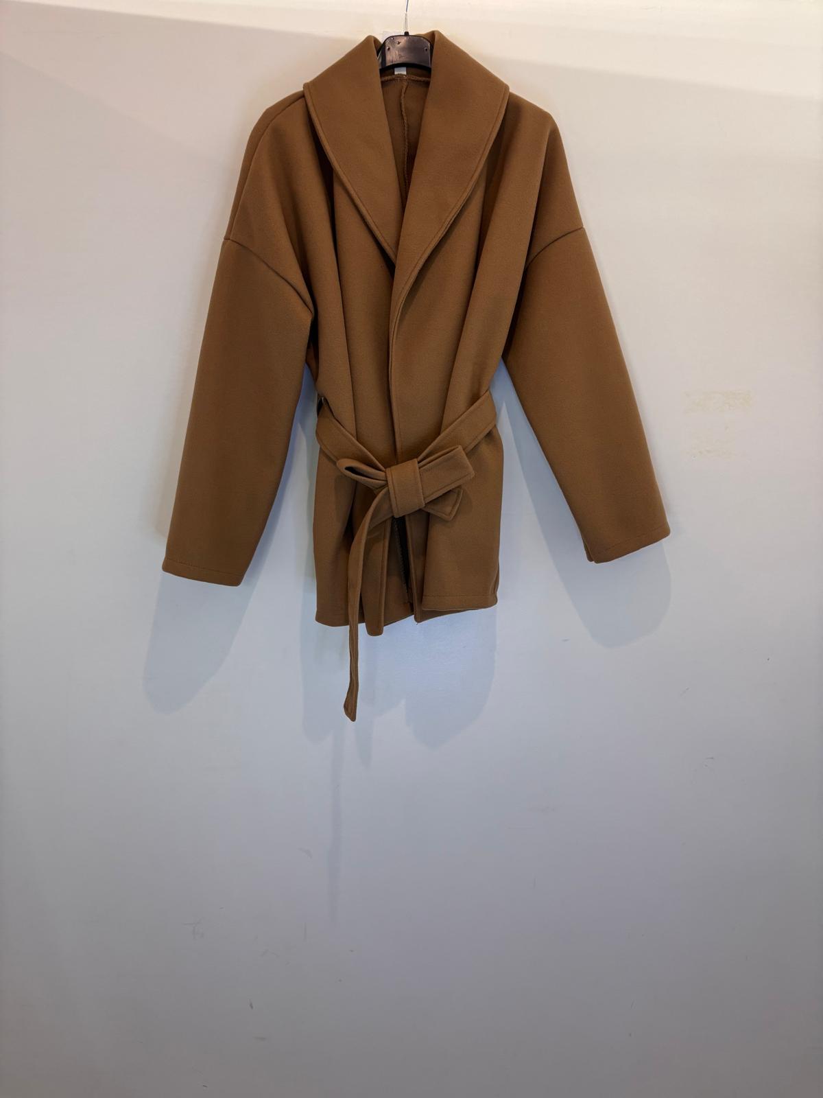 Manteau mi-long à capuche avec ceinture