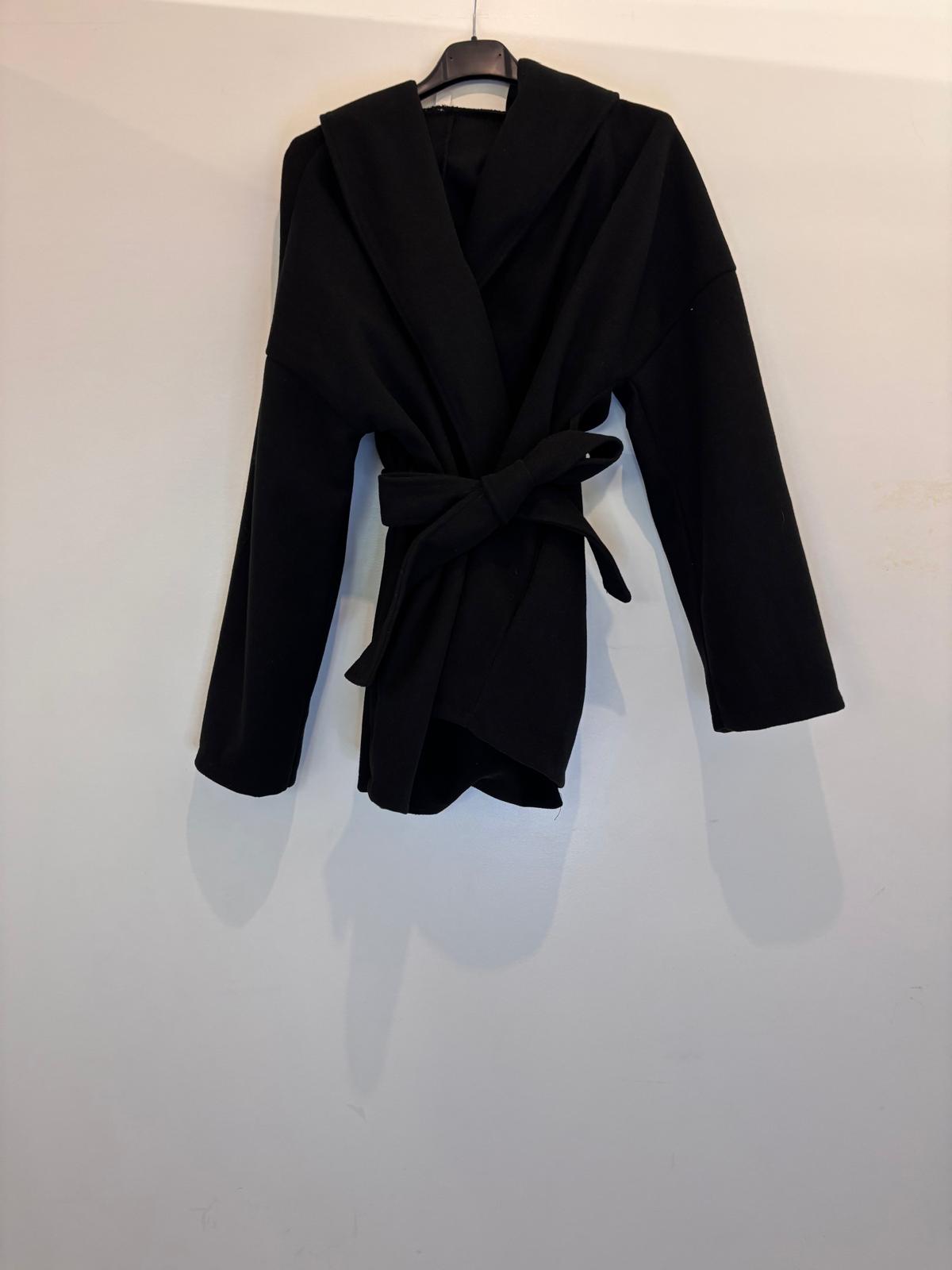 Manteau mi-long à capuche avec ceinture