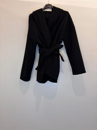 Manteau mi-long à capuche avec ceinture