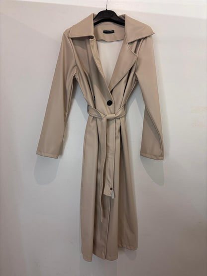 Trench long en simili cuir ceinturé