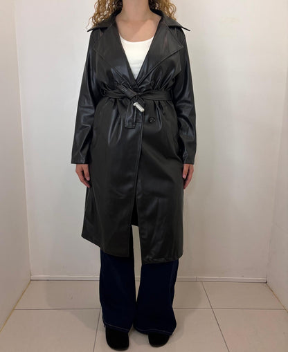 Trench long en simili cuir ceinturé