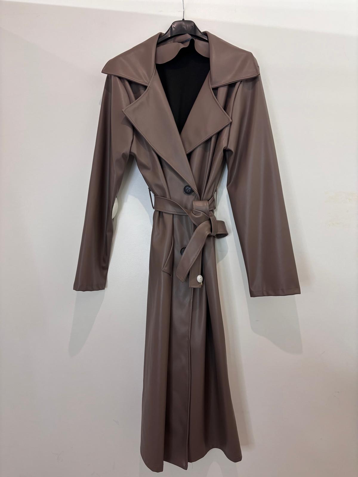 Trench long en simili cuir ceinturé