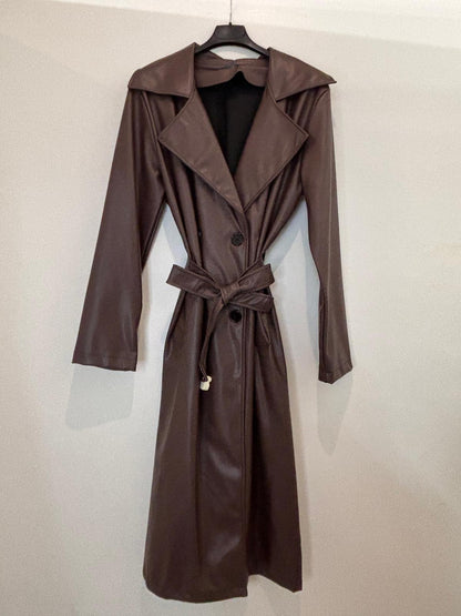 Trench long en simili cuir ceinturé