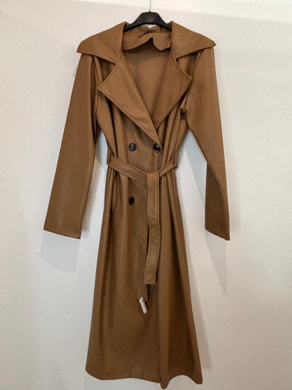 Trench long en simili cuir ceinturé