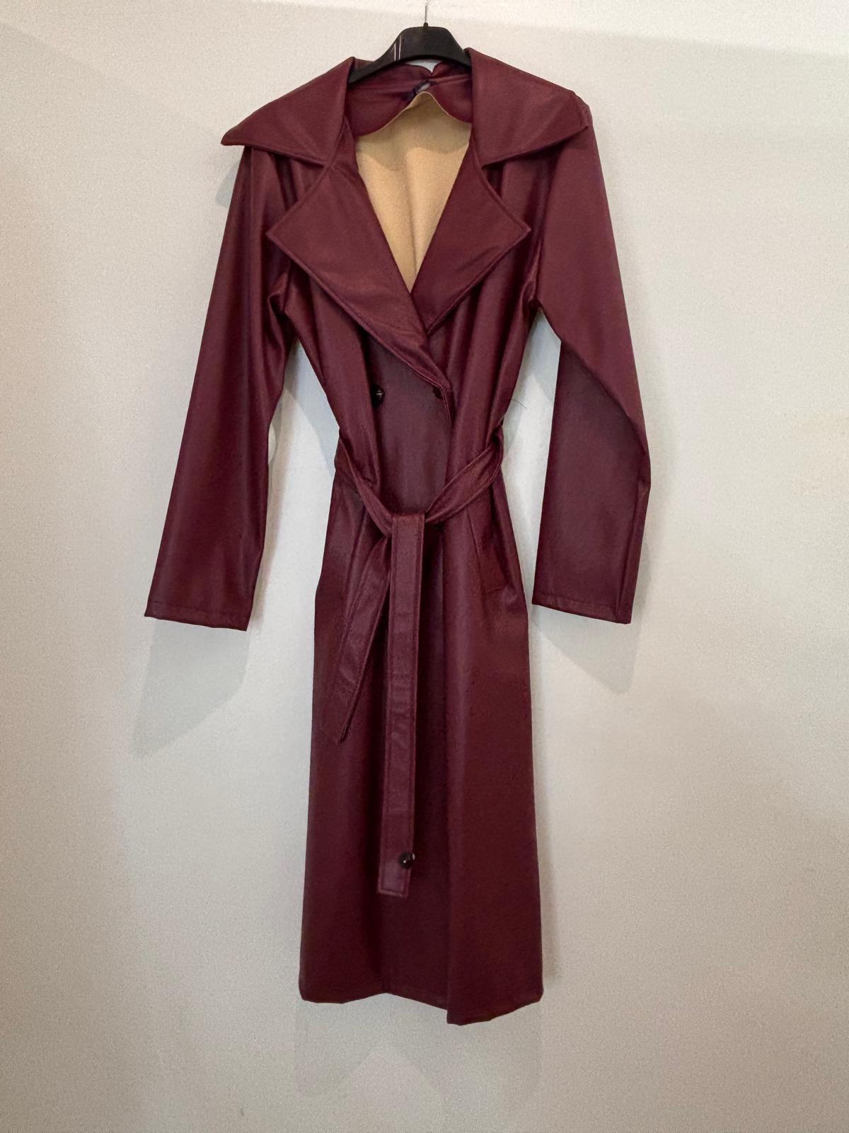 Trench long en simili cuir ceinturé