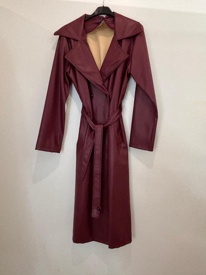 Trench long en simili cuir ceinturé