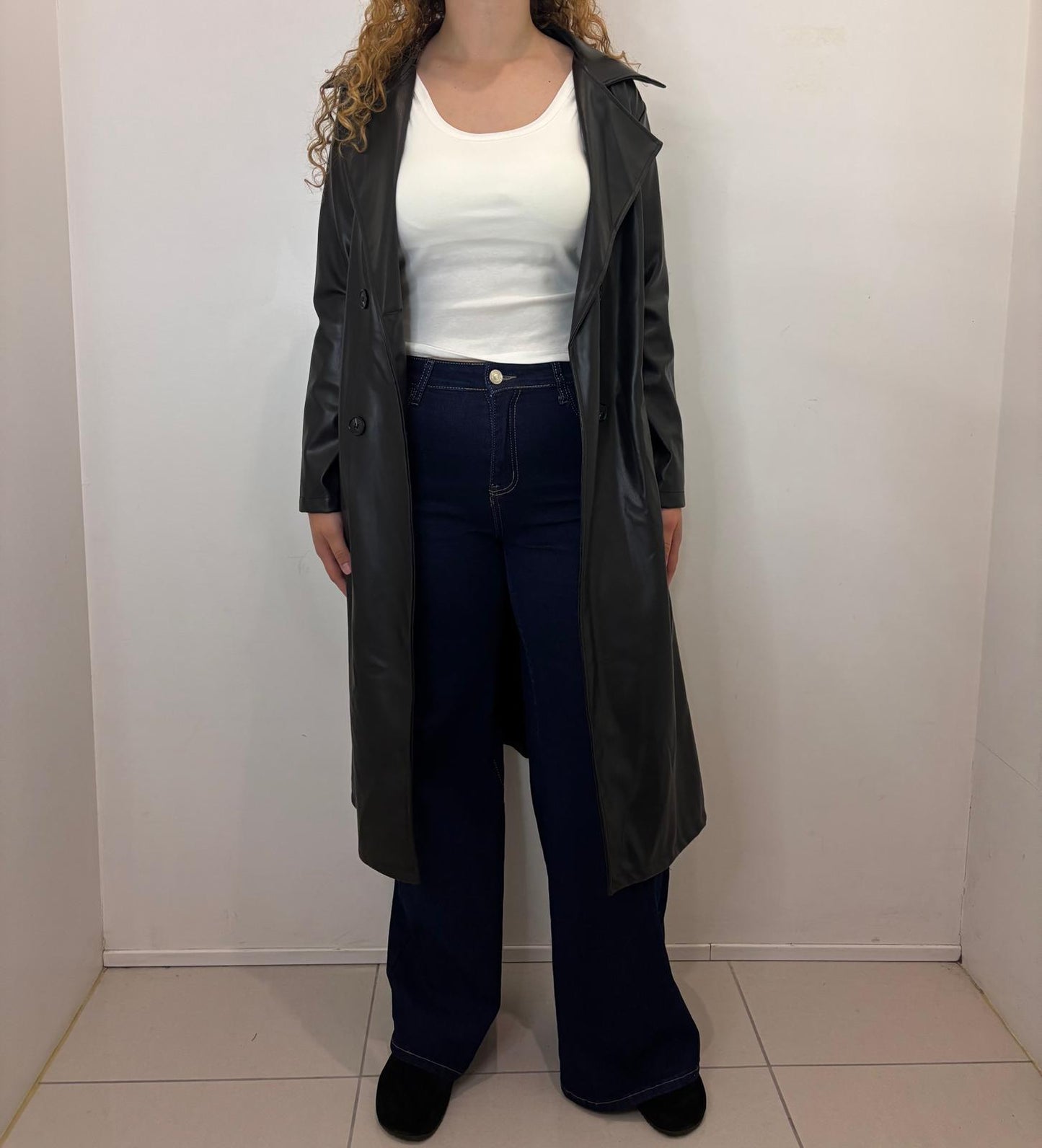 Trench long en simili cuir ceinturé