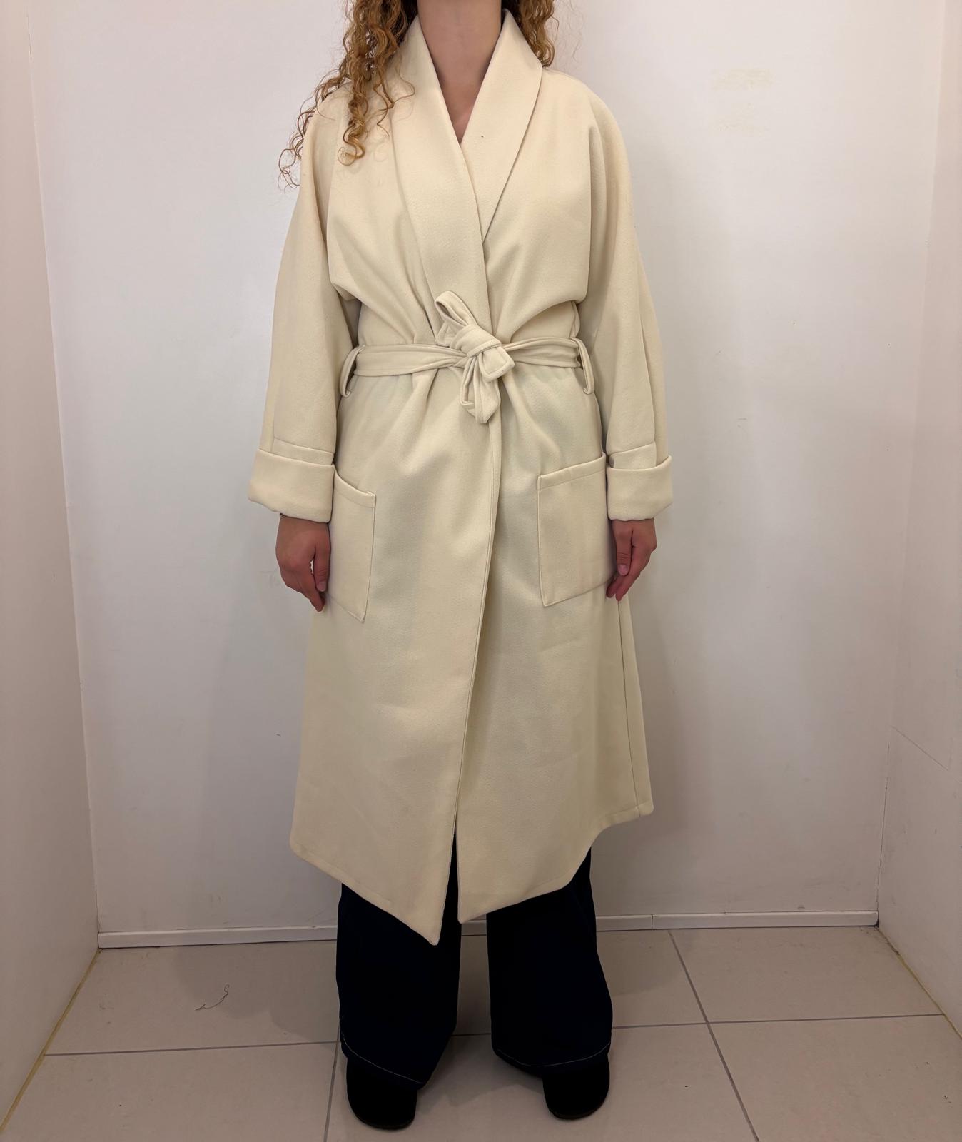Manteau long ceinturé à poches plaquées