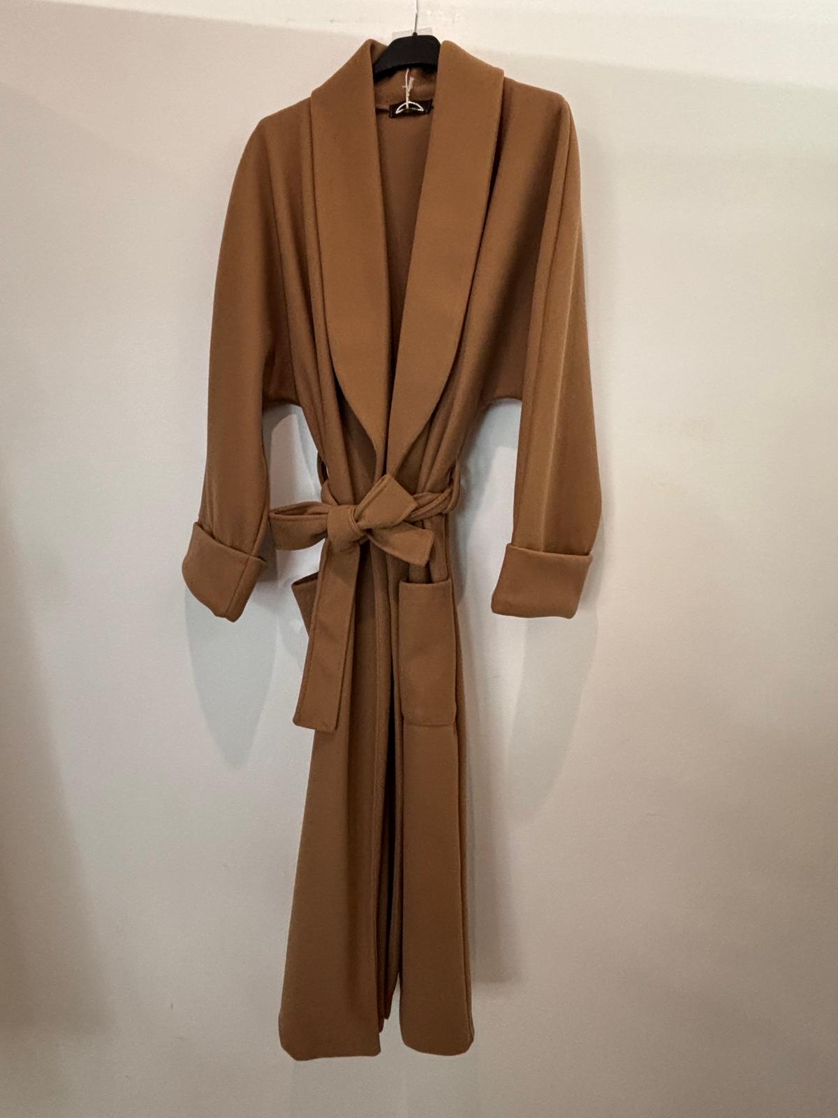 Manteau long ceinturé à poches plaquées