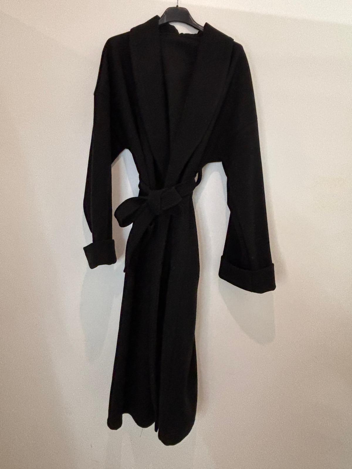 Manteau long ceinturé à poches plaquées