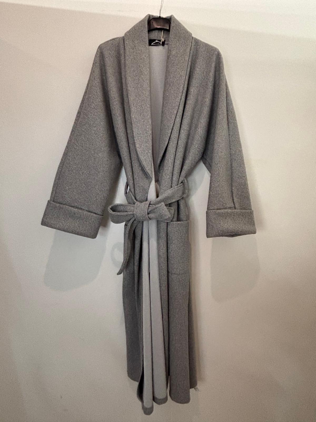 Manteau long ceinturé à poches plaquées