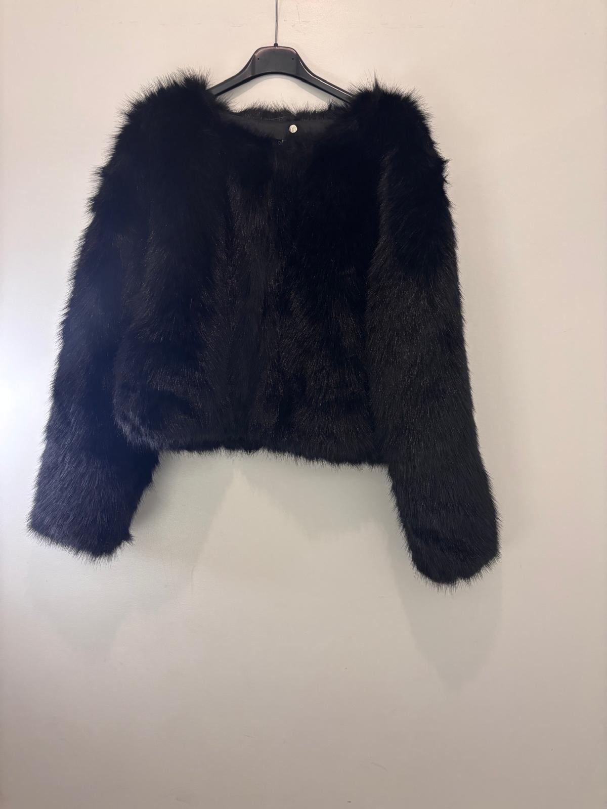 Veste courte en fausse fourrure