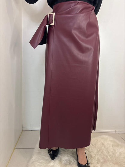 Jupe portefeuille en simili cuir avec ceinture à boucle dorée