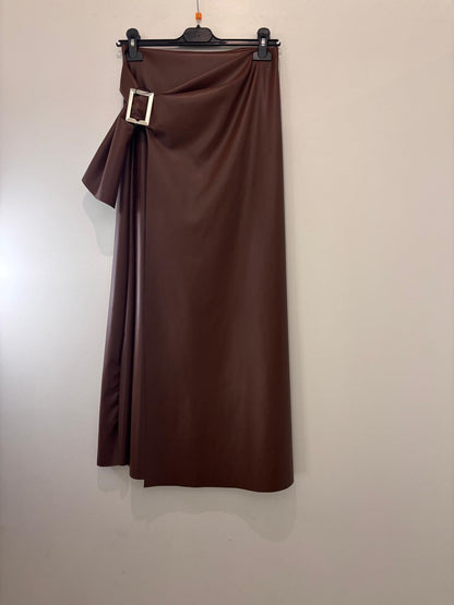 Jupe portefeuille en simili cuir avec ceinture à boucle dorée