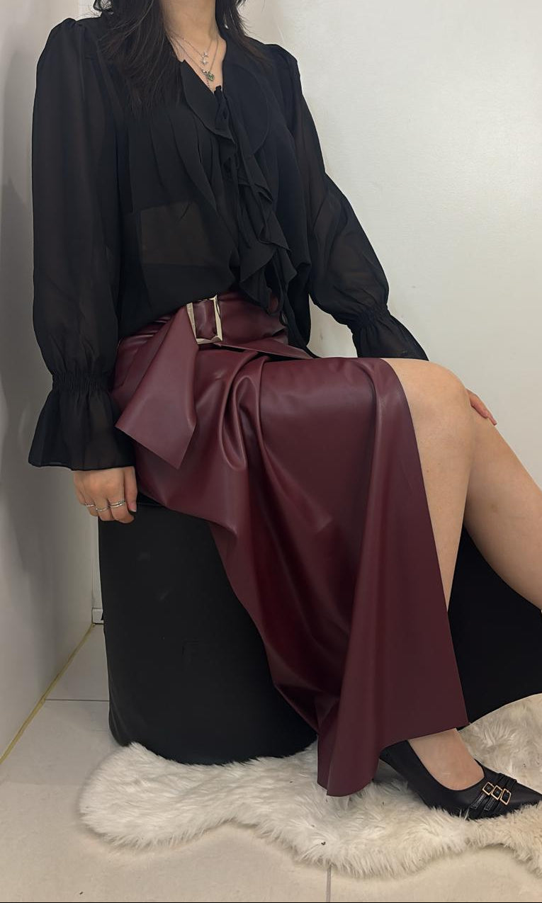 Jupe portefeuille en simili cuir avec ceinture à boucle dorée