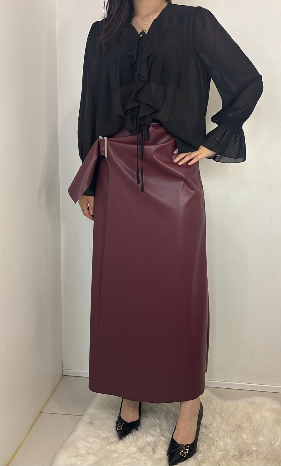 Jupe portefeuille en simili cuir avec ceinture à boucle dorée