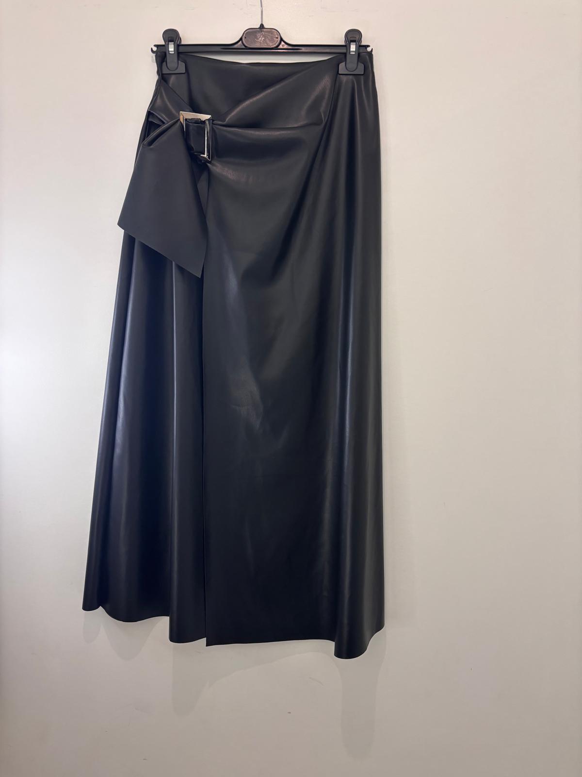 Jupe portefeuille en simili cuir avec ceinture à boucle dorée