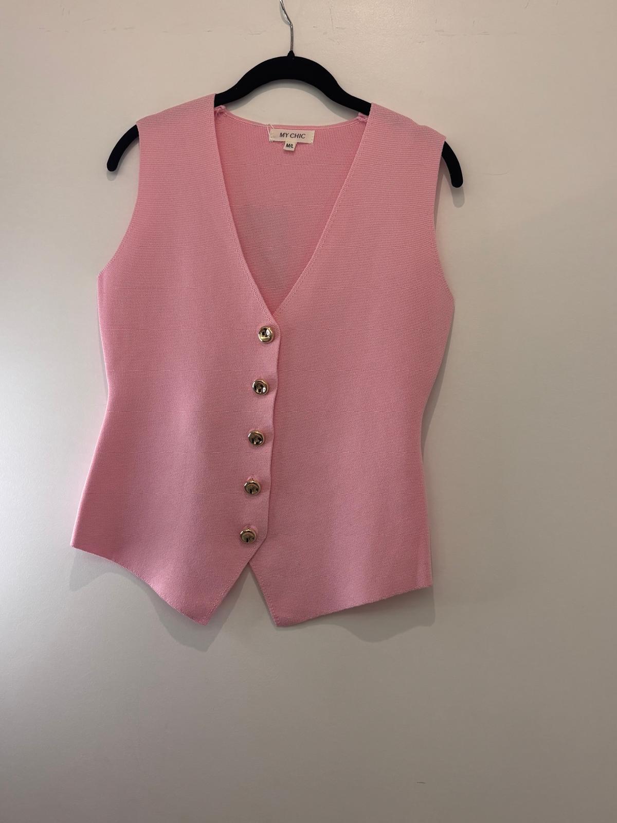 Débardeur chic à boutons dorés et coupe ajustée