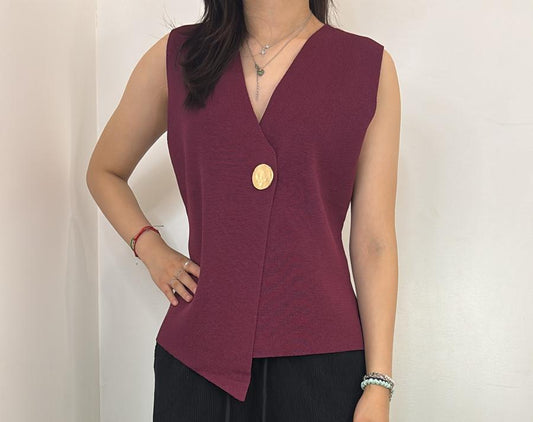 Top asymétrique à grand bouton doré