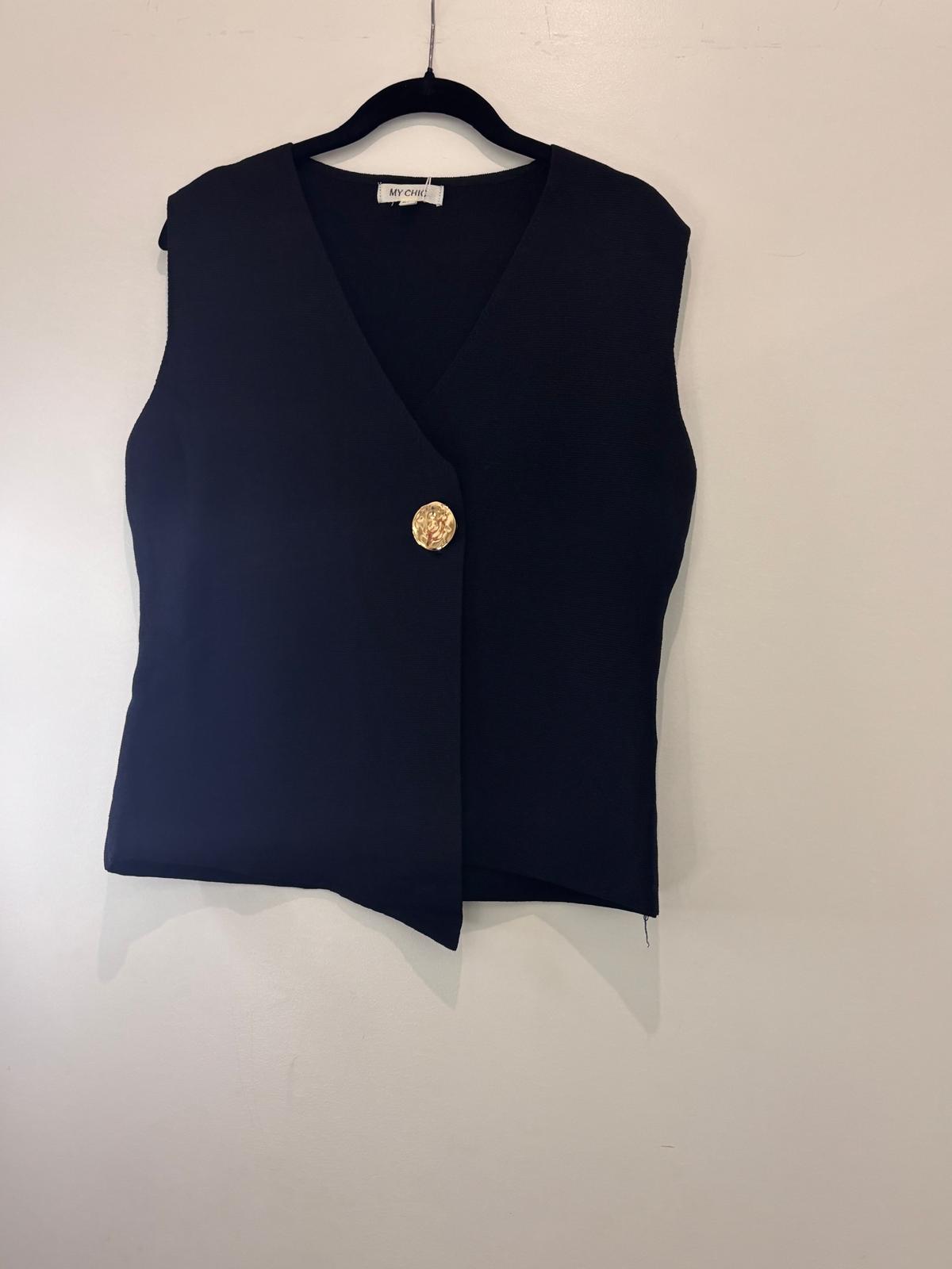 Top asymétrique à grand bouton doré