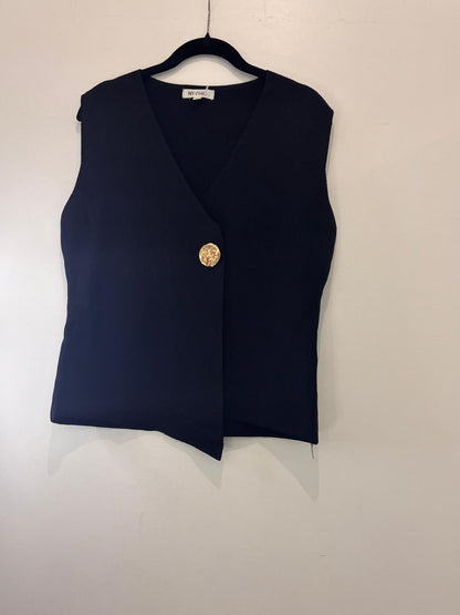 Top asymétrique à grand bouton doré