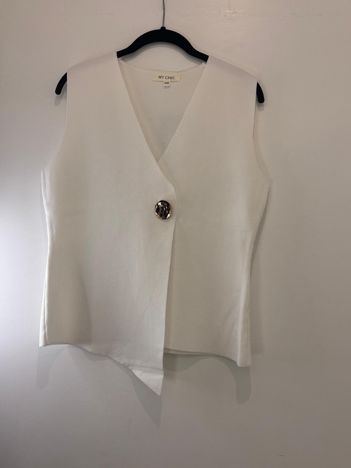 Top asymétrique à grand bouton doré