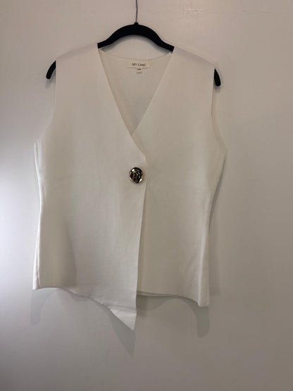 Top asymétrique à grand bouton doré