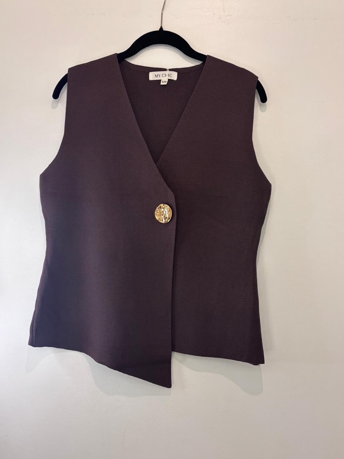 Top asymétrique à grand bouton doré