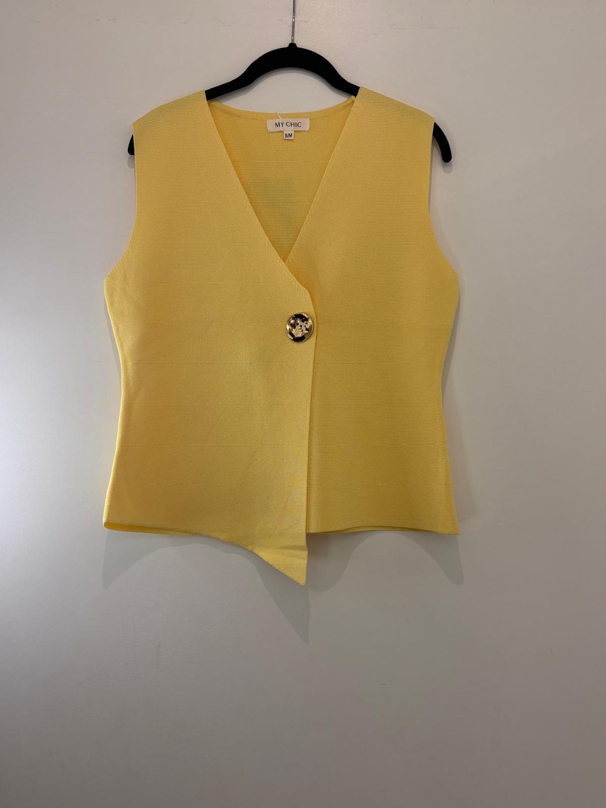 Top asymétrique à grand bouton doré