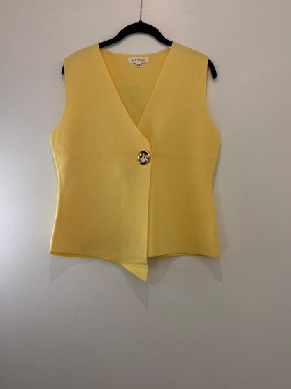 Top asymétrique à grand bouton doré