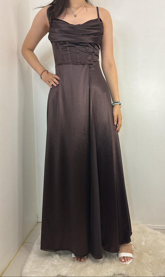 Robe longue satinée à dos lacé