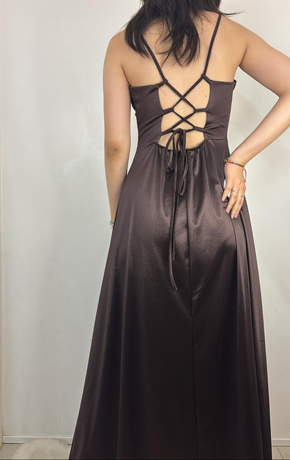 Robe longue satinée à dos lacé