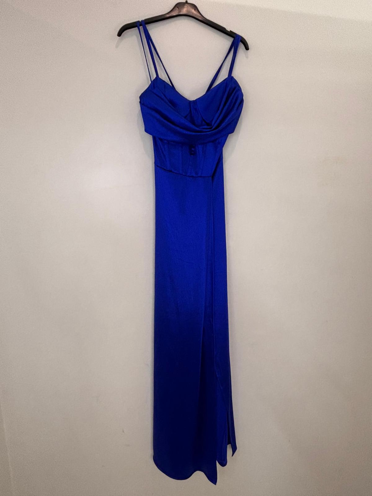 Robe longue satinée à dos lacé