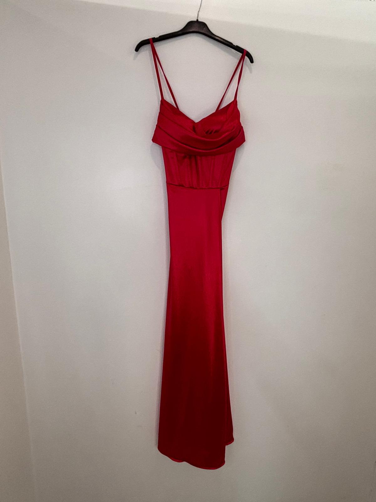 Robe longue satinée à dos lacé