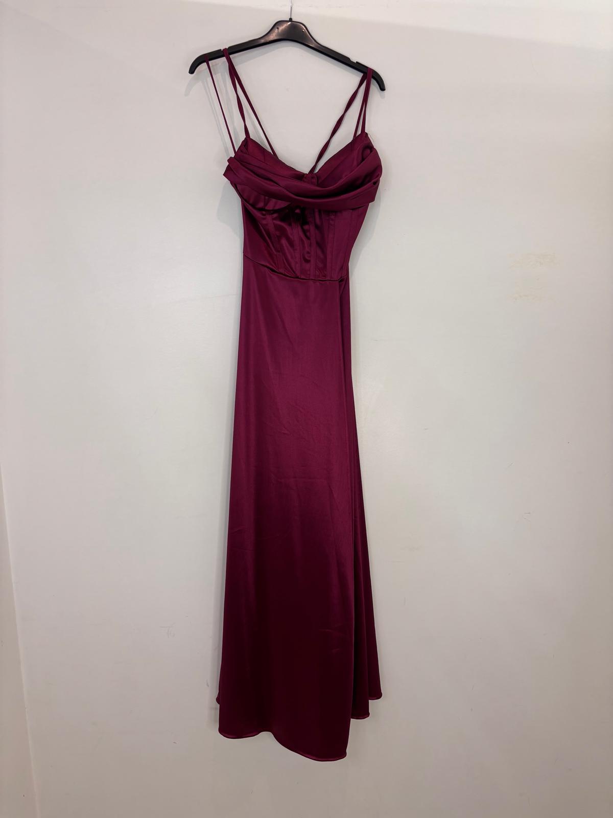 Robe longue satinée à dos lacé