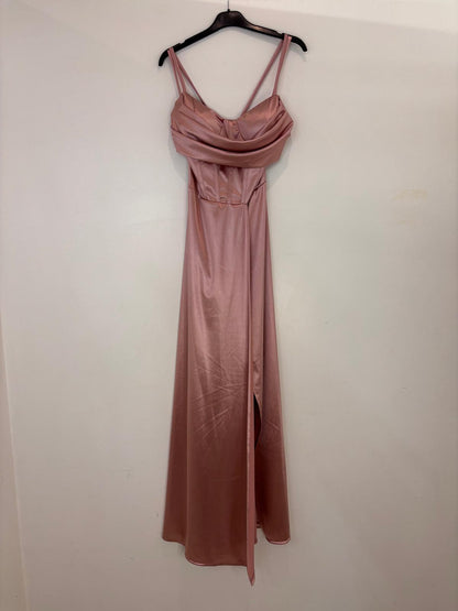 Robe longue satinée à dos lacé