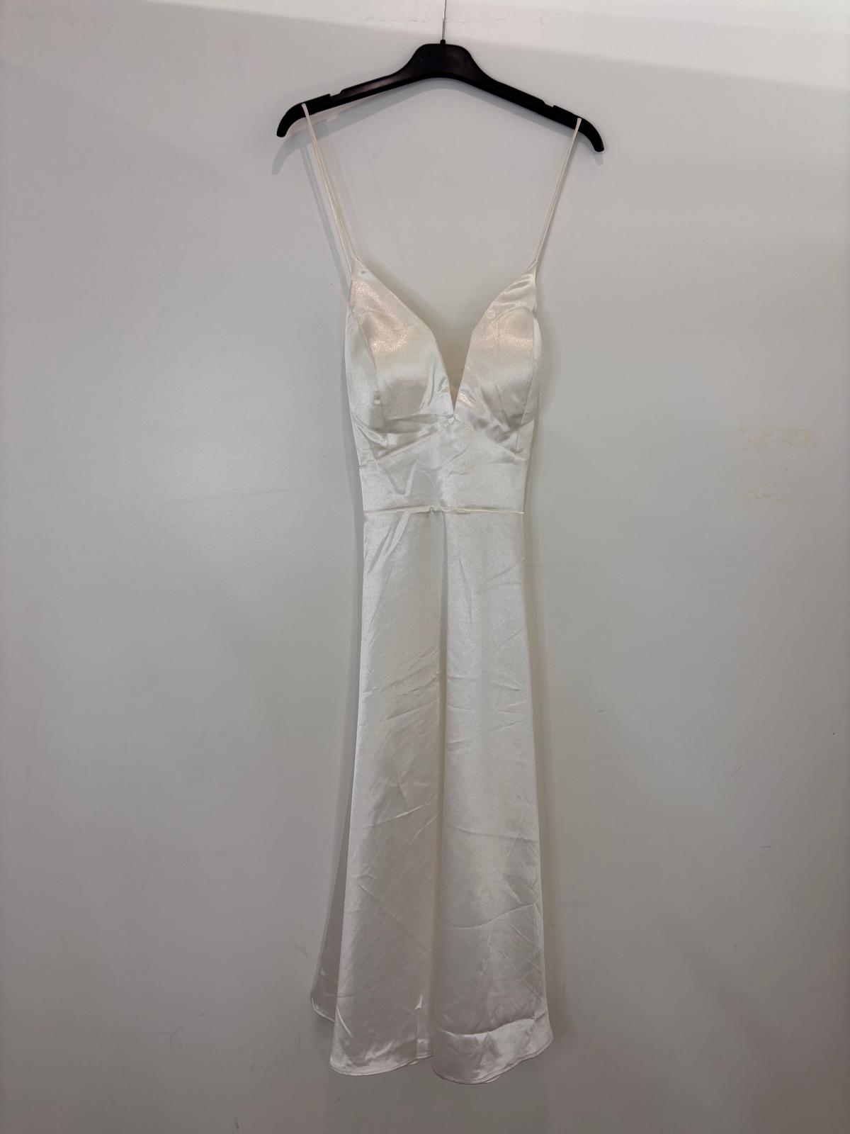 Robe satinée à fines bretelles