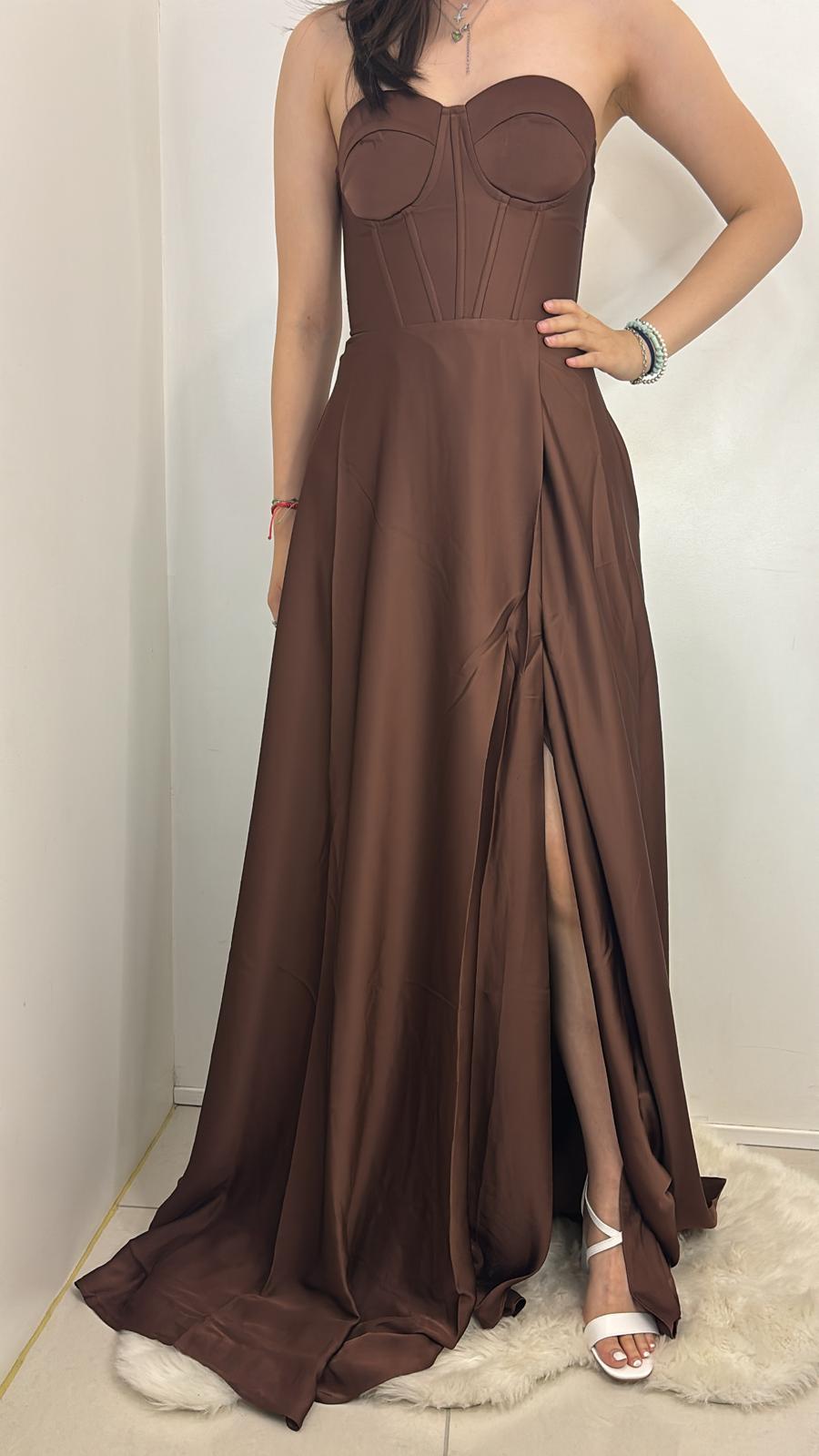 Robe longue satinée fendue corsetée