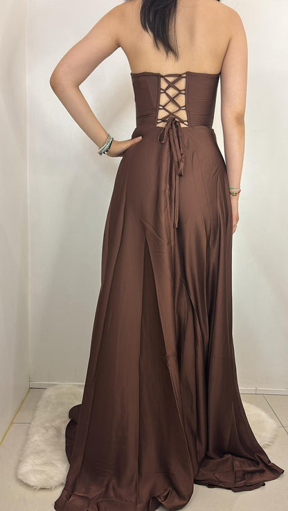 Robe longue satinée fendue corsetée