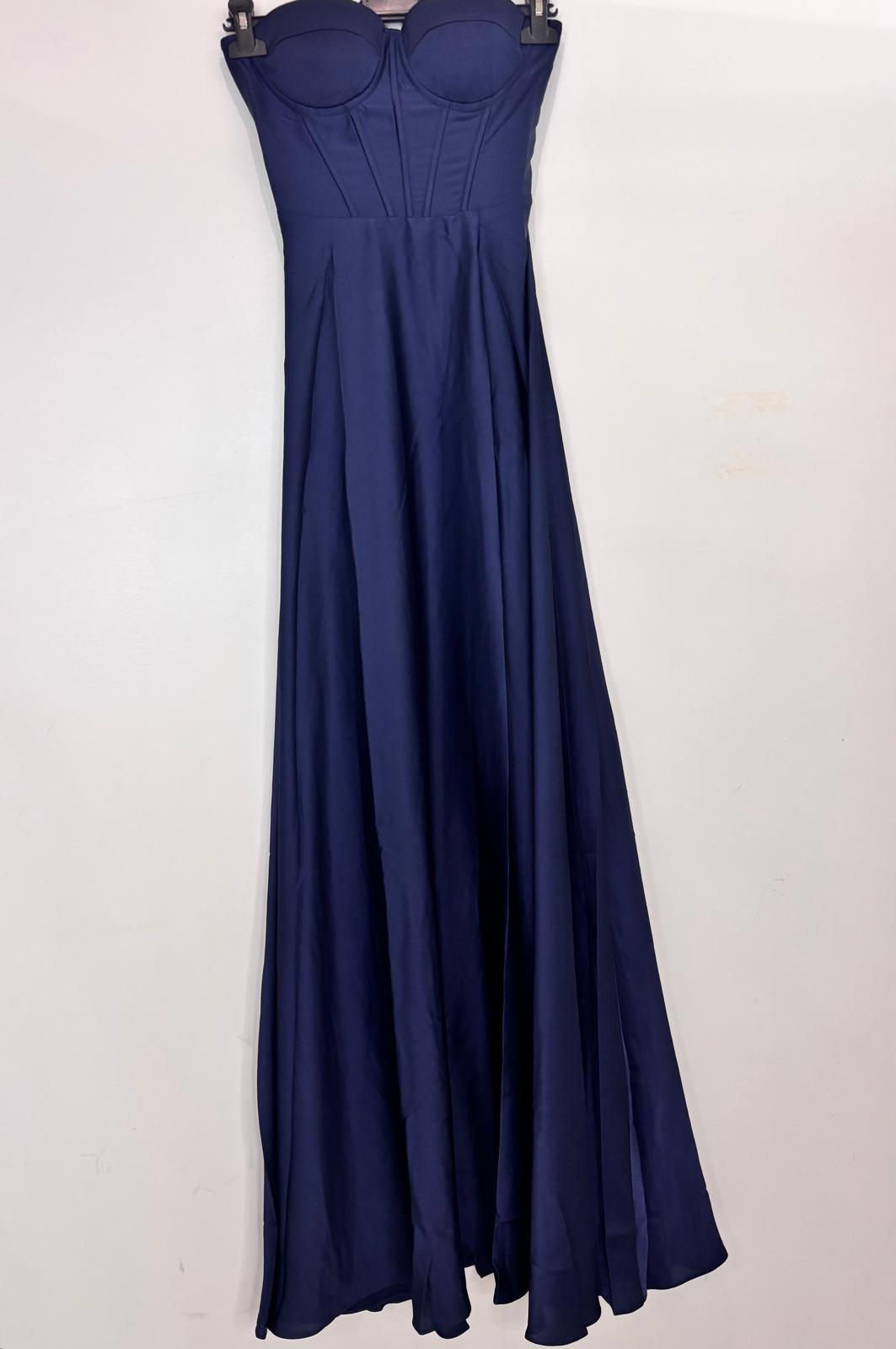 Robe longue satinée fendue corsetée