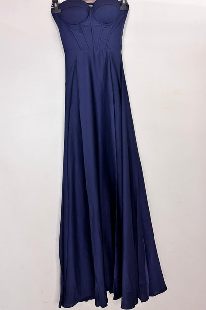 Robe longue satinée fendue corsetée